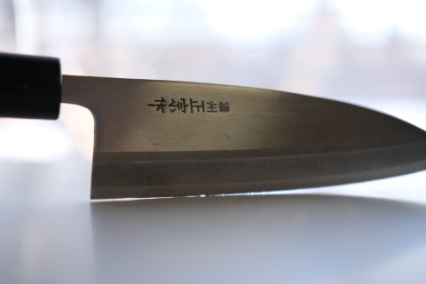 Japansk enkelslipad kockkniv ´Kataba´ med skadad egg